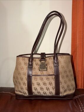 ‼️Vintage Dooney & Bourke Signature print Shoulder Bag